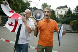 Giorgi Alania (vlevo) se bojí o svou ženu, která uvízla v Tbilisi.