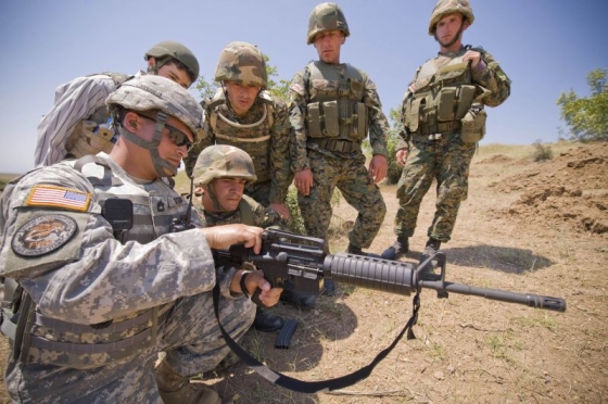 Američtí vojáci cvičí příslušníky gruzínské armády (2008).