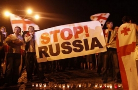 Gruzínci protestují proti ruské vojenské intervenci.