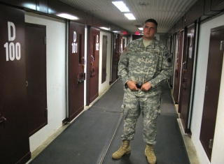 Strážný ve věznici Guantánamo.