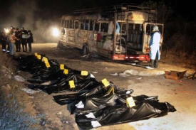 Patnáct mrtvých těl u shořelého autobusu.