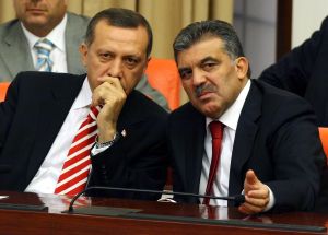 Gül (vpravo) a Erdoğan sledují volící zákonodárce