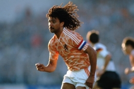 Ruud Gullit jako kapitán vítězného holandského týmu na EURO 1988.