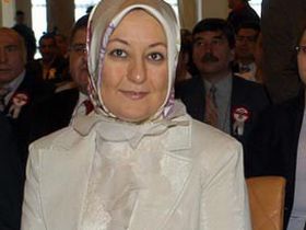Gülova manželka s kontroverzním islámským šátkem