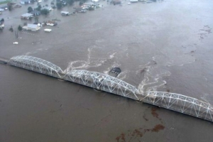 Zatopený most v New Orleansu.