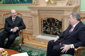 Michail Gucerijev (vpravo) na návštěvě u běloruského prezidenta Alexandra Lukašenka