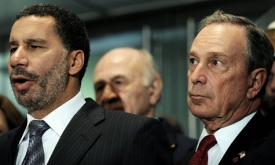 Starosta New Yorku Bloomberg (vpravo) a guvernér státu Paterson.