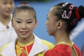 Čínské gymnastky Che Kche-sin (vlevo) a Jang I-lin na OH v Pekingu.