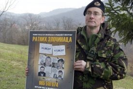 Snímky hledaných válečných zločinců. Mluvčí EUFOR v Bosně.