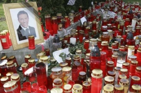 U kondolenční místnosti v Klagenfurtu jsou stovky, tisíce svíček.