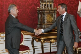 Haider s rakouským prezidentem Fischerem. Říkal mu důvěrně Heinzi...