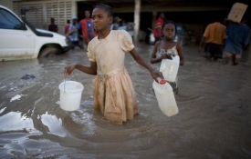 Dívka na Haiti na cestě za pitnou vodou.