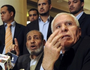 Představitelé Hamasu (vlevo) a Fatahu (vpravo) na tiskové konferenci.