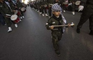Palestinský chlapec v průvodu před svátkem al-adhá.