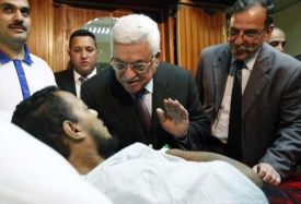 Palestisk&yacute; prezident Abb&aacute;s u zraněn&eacute;ho z Gazy v nemocnici v Egyptě.