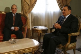 Zvl&aacute;&scaron;tn&iacute; emisar USA Mitchell a egyptsk&yacute; prezident Mubarack.