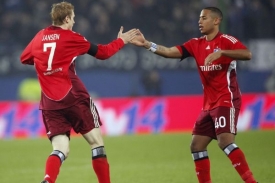 Fotbalisté Hamburku Jansen (vlevo) a Aogo slaví vstřelený gól.