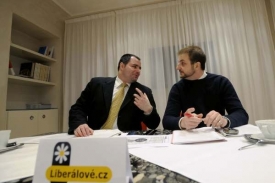 Předseda strany Liberálové.cz Pavel Weiss a Milan Hamerský (vpravo).