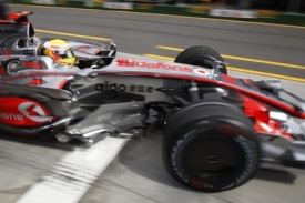 Lewis Hamilton v kokpitu stříbrného mclarenu.