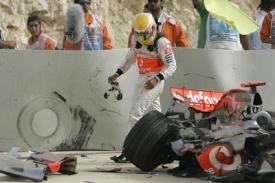 Zdemolovaný monopost McLaren Brita Lewise Hamiltona.