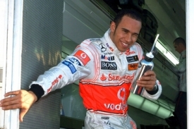 Britský pilot McLarenu Lewis Hamilton