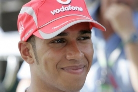 Lewis Hamilton se raduje z vítězství.