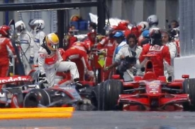 Osudná srážka Hamiltona s Räikkönenem.