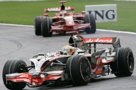 Lewis Hamilton před Kimi Räikkönenem v závěru Velké ceny Belgie.