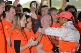 Lewis Hamilton při setkání se zaměstnanci McLarenu.
