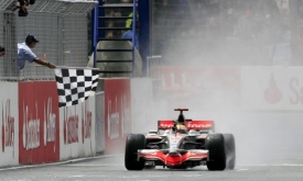 Lewis Hamilton v cíli britské Grand Prix.