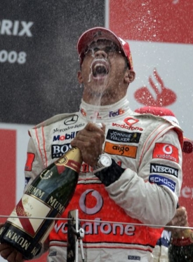 Lewis Hamilton slaví triumf na britské Grand Prix.