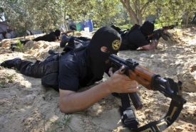 Maskovaní bojovnici palestinského džihádu pózují pro média.