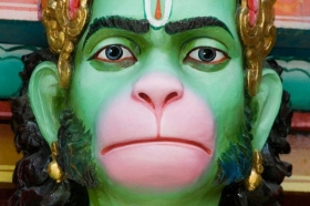 Jedno z mnoha vypodobení opičího boha Hanumana.