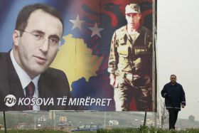 bKosovo tě vítá, stojí na obřím plakátu s expremiérem Haradinajem.