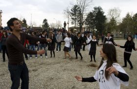 Kosovští Albánci tancují radostí nad zprávou z Haagu.