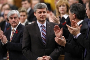 Premiérovi Harperovi (druhý zleva) spoulstraníci aplaudují. Opozice ne