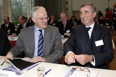 Ministrpresident NRW, Juergen Ruettgers (vlevo), sedí společně s šéfem RWE, Harry Roelsem na letos prvním energetickém kongresu v Essenu.