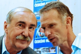 Dominik Hašek (vpravo) s další brankářskou legendou Jiřím Holečkem.