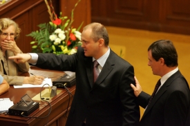 Šéf poslaneckého klubu ČSSD Michal Hašek navrhl přerušení schůze.