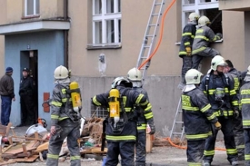 Hasiči zasahují po výbuchu plynu v Hradci Králové.