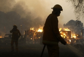 Hasiči bojují s požárem východně od Melbourne.