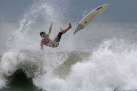 Surfař podcenil sílu Hanny, byť jen jejího výběžku.
