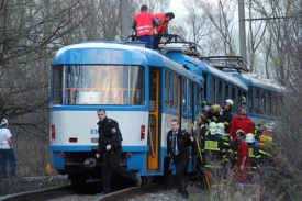 Záchranáři zasahují u srážky dvou tramvají v Ostravě.