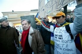 Hlavní tváří protestu byl exprezident Václav Havel (uprostřed).
