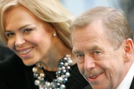 Václav Havel se ženou Dagmar. Kvůli jejímu obsazení do hlavní role ztroskotala jednání s Národním divadlem
