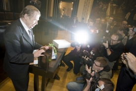 Václav Havel 17. ledna převzal od PEN klubu Cenu Karla Čapka.