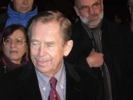 Před čínskou ambasádu přišel i bývalý prezident Václav Havel.