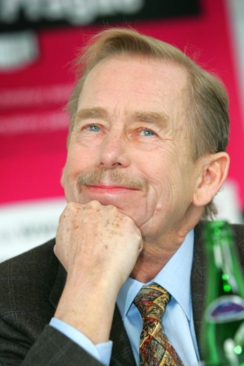 V roce 1997 byl pro novináře vítězem Václav Havel. Ale těsně.