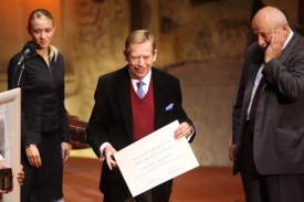 Prezident se v nemocnici léčí od 12. ledna, teď by mohl domů.