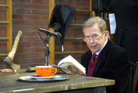 Václav Havel čte roli nazvanou Hlas z reproduktoru.
